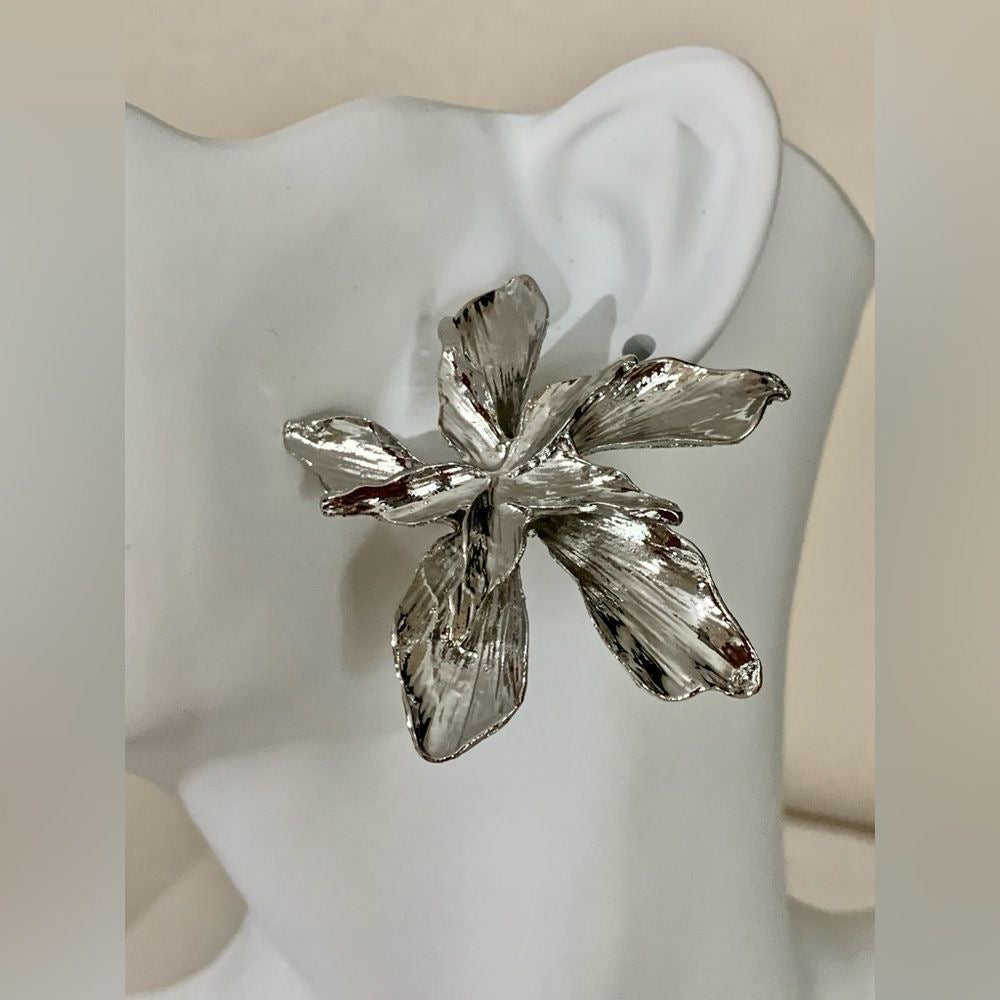 Silver Daisy Flower Earrings