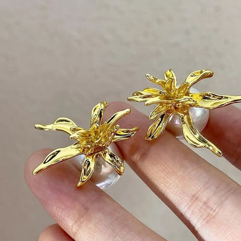 White Lily Pearl Sandwich Stud