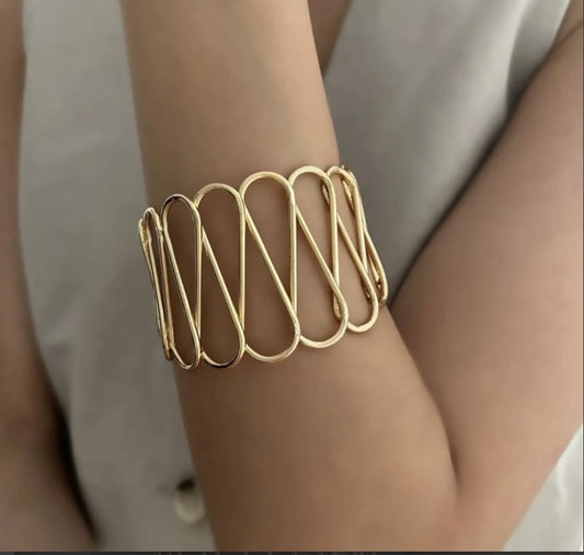 Curvy Hand Cuff