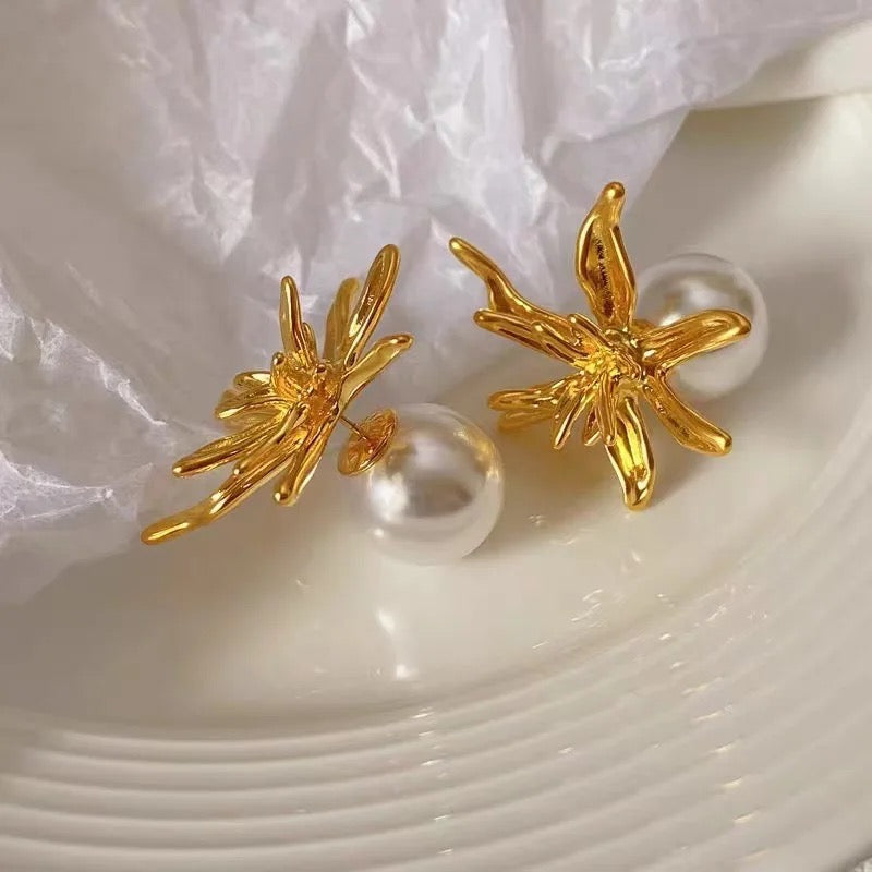 White Lily Pearl Sandwich Stud